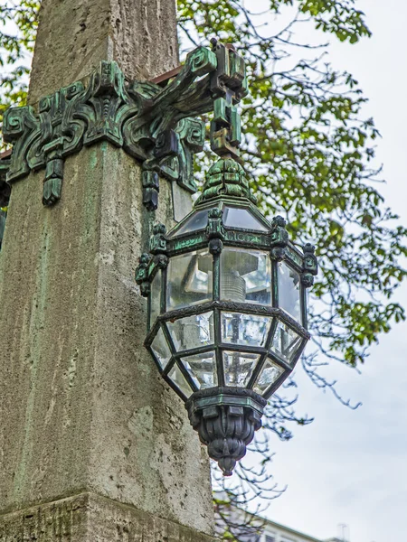 Dusseldorf, Germany. Beautiful ancient lamp on Kyonigsalley. — Stock Photo, Image