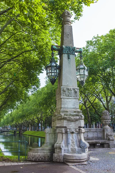 Düsseldorf, Tyskland. vackra gamla lampa på kyonigsalley. — Stockfoto