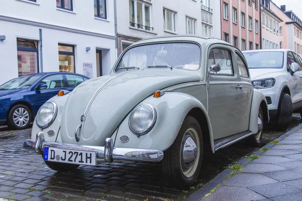 Düsseldorf, Duitsland, op 6 juli 2014. de vintage auto op de stad straat — Stockfoto