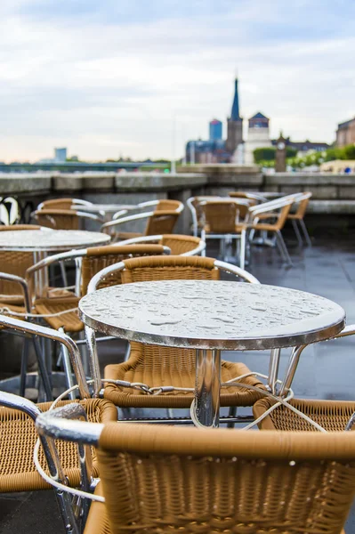 Sommercafé-Open-Air in der europäischen Stadt nach einem Regen — Stockfoto