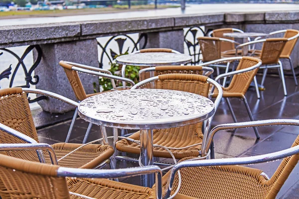 Летнее кафе под открытым небом в европейском городе после дождя — стоковое фото