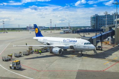 Moskova, Rusya, 5 Temmuz 2014 tarihinde. havayolu lufthansa Havaalanı vnukovo, uçağın ön kontrol Servisi