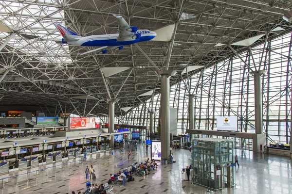 Moskova, Rusya, 5 Temmuz 2014 tarihinde. Havaalanı vnukovo, gidiş salonu — Stok fotoğraf