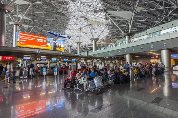 Moscow, Russia, on July 5, 2014. Hall of departures at the airport Vnukovo — Stock Photo, Image