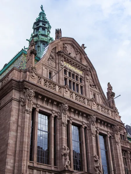 Dusseldorf, Německo, na 5 července 2014. stahlhof, "ocelové dvůr" - jeden z architektonických a historických památek města — Stock fotografie