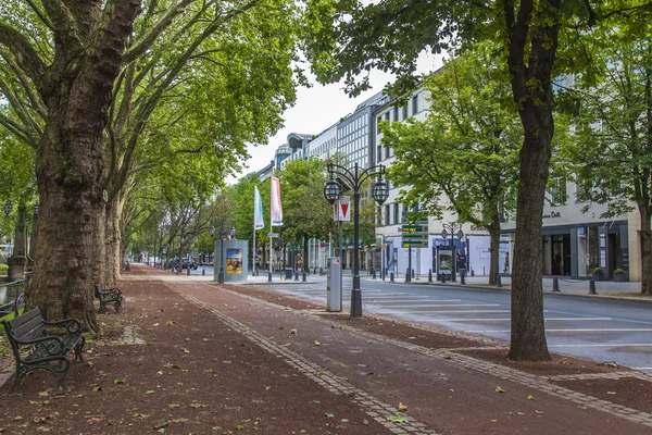 Düsseldorf, Tyskland, den 5 juli 2014. Kyonigsalley - en av de centrala gatorna — Stockfoto