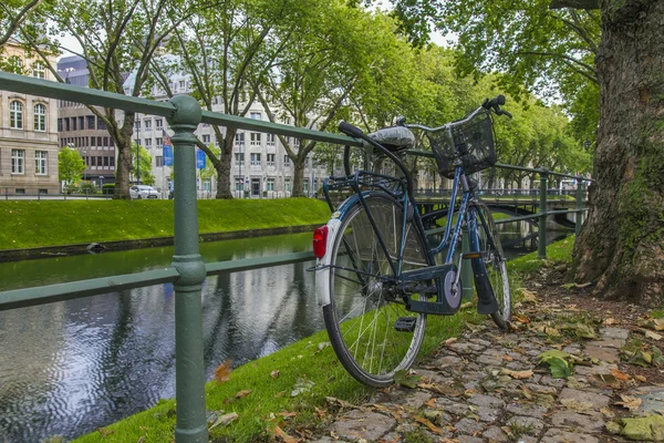 Düsseldorf, Tyskland, den 5 juli 2014. Kyonigsalley - en av de centrala gatorna — Stockfoto