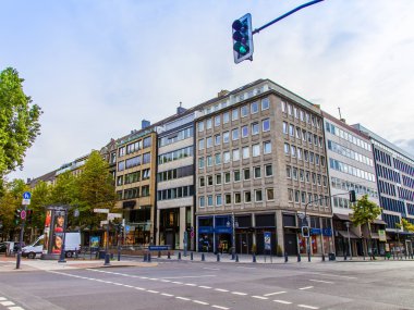 Dusseldorf, Almanya, 6 Temmuz 2014 tarihinde. tipik görünümü şehir sokak. yaz sabahı