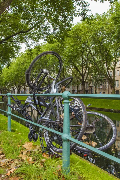 Düsseldorf, Tyskland, på 6 juli 2014. titta på kyonigsalley. kenigsalley - en av de centrala stad gatorna — Stockfoto