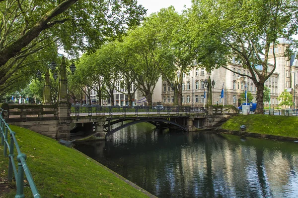 Dusseldorf, Alemanha, em 5 de julho de 2014. Kyonigsalley - uma das ruas centrais da cidade — Fotografia de Stock