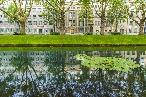 Düsseldorf, Tyskland, den 5 juli 2014. Kyonigsalley - en av de centrala gatorna — Stockfoto