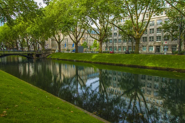 Dusseldorf, Alemania, el 5 de julio de 2014. Kyonigsalley - una de las calles de la ciudad central — Foto de Stock