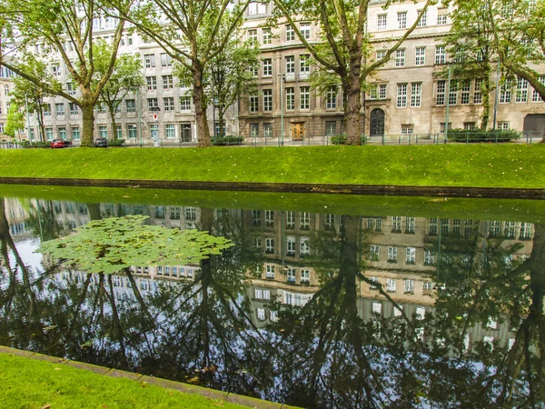 Düsseldorf, deutschland, am 6. juli 2014. siehe kyonigsalley. kenigsalley - eine der zentralen Straßen der Stadt — Stockfoto