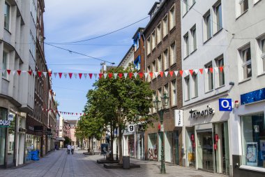 Dusseldorf, Almanya, 6 Temmuz 2014 tarihinde. tipik görünümü şehir sokak. yaz sabahı