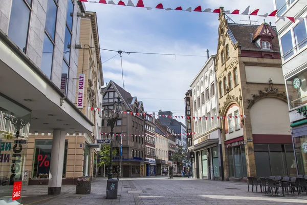 Dusseldorf, Alemanha, em 6 de julho de 2014. Vista típica da rua da cidade. Manhã de verão — Fotografia de Stock