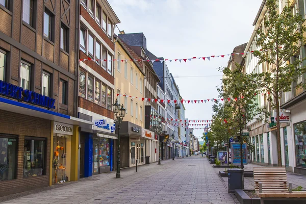 Дюссельдорф, Германия, 6 июля 2014 года. Типичный вид на улицу города. Летнее утро — стоковое фото