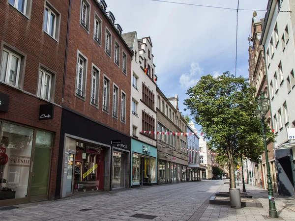 Düsseldorf, Niemcy, na 6 lipca 2014 roku. typowy Widok ulicy miasta. letni poranek — Zdjęcie stockowe