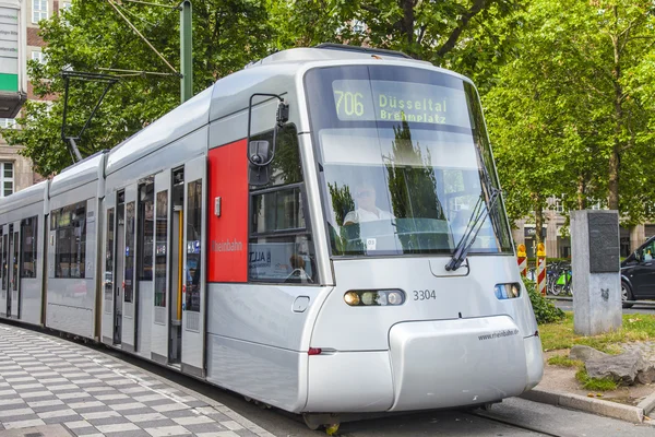 Dusseldorf, Alemania, el 6 de julio de 2014. El tranvía de alta velocidad en la calle de la ciudad — Foto de Stock