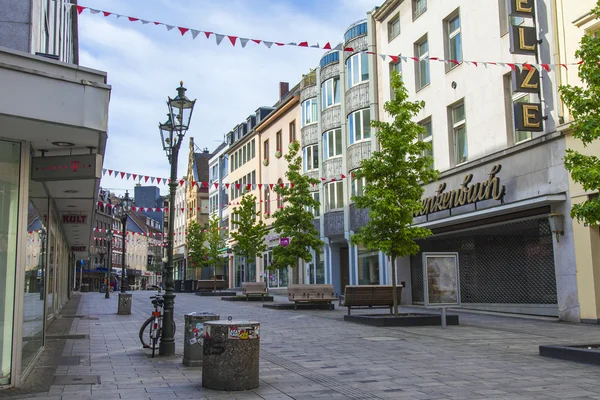 Dusseldorf, Alemanha, em 6 de julho de 2014. Vista típica da rua da cidade. Manhã de verão — Fotografia de Stock