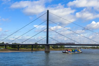 Dusseldorf, Almanya, 6 Temmuz 2014 tarihinde. nehir dizgin, dolgu ve köprü görünümü