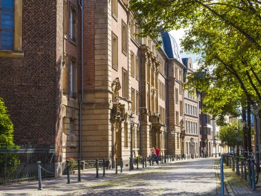 Dusseldorf, Almanya, 6 Temmuz 2014 tarihinde. tipik görünümü şehir sokak. yaz sabahı