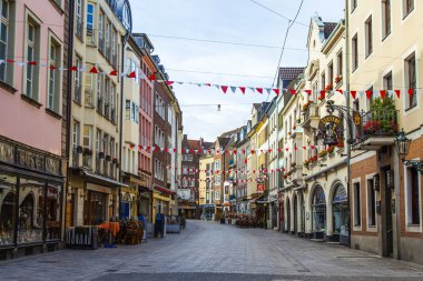 Dusseldorf, Almanya, 6 Temmuz 2014 tarihinde. tipik görünümü şehir sokak. yaz sabahı