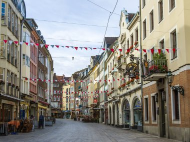 Dusseldorf, Almanya, 6 Temmuz 2014 tarihinde. tipik görünümü şehir sokak. yaz sabahı