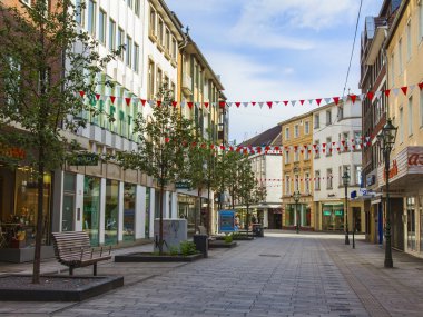 Dusseldorf, Almanya, 6 Temmuz 2014 tarihinde. tipik görünümü şehir sokak. yaz sabahı