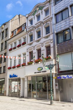 Dusseldorf, Almanya, 6 Temmuz 2014 tarihinde. tipik görünümü şehir sokak. yaz sabahı