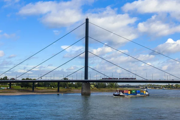 Düsseldorf, Németország, a július 6, 2014-re. a folyó rein, a töltés és a hídra — Stock Fotó