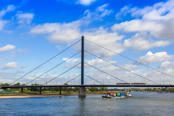 Dusseldorf, Almanya, 6 Temmuz 2014 tarihinde. nehir dizgin, dolgu ve köprü görünümü — Stok fotoğraf