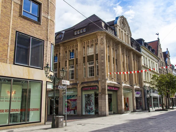 Düsseldorf, Niemcy, na 6 lipca 2014 roku. typowy Widok ulicy miasta. letni poranek — Zdjęcie stockowe