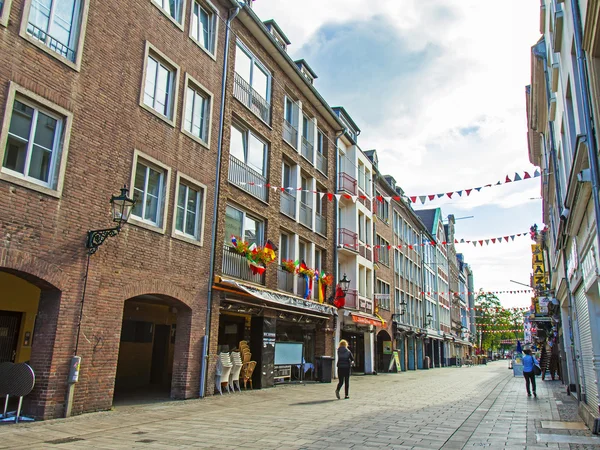Düsseldorf, Duitsland, op 6 juli 2014. typische uitzicht over de stad straat. Zomerochtend — Stockfoto