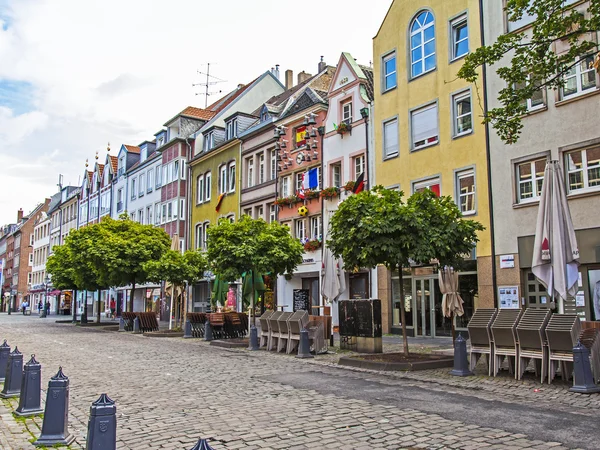 Dusseldorf, Německo, na 6 července 2014. Typický pohled na ulici města. letní ráno — Stock fotografie