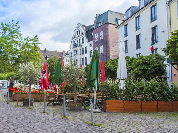 Dusseldorf, Alemania, el 6 de julio de 2014. Típica vista de la calle de la ciudad. Café de verano al aire libre — Foto de Stock