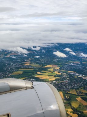 bulutlar bir uçağın penceresinden bakış
