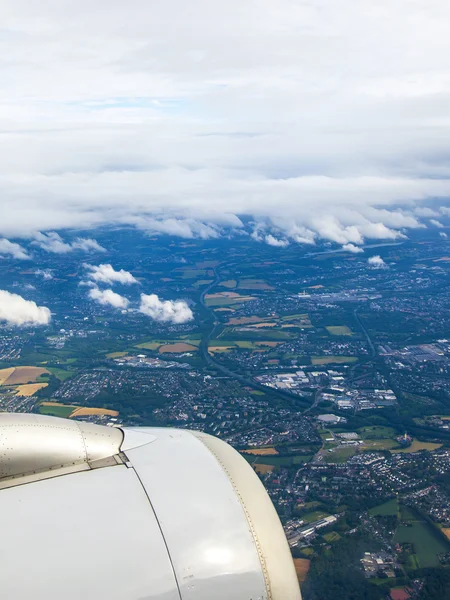 Vista de las nubes desde una ventana plana — Foto de Stock