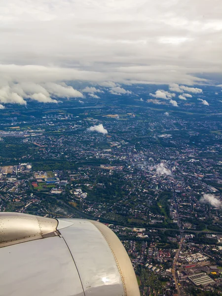 Vista de nuvens de uma janela plana — Fotografia de Stock