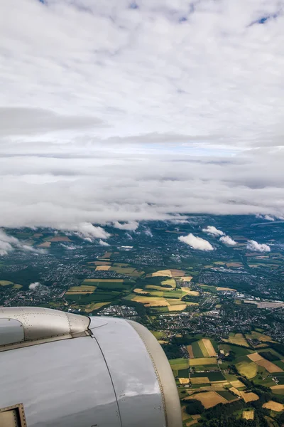 Vista de nuvens de uma janela plana — Fotografia de Stock