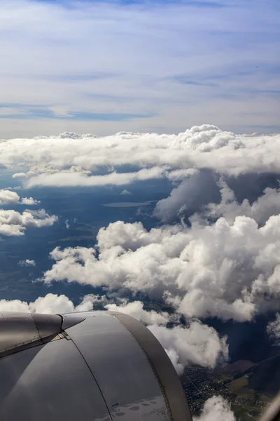 Vue des nuages depuis une fenêtre plane — Photo