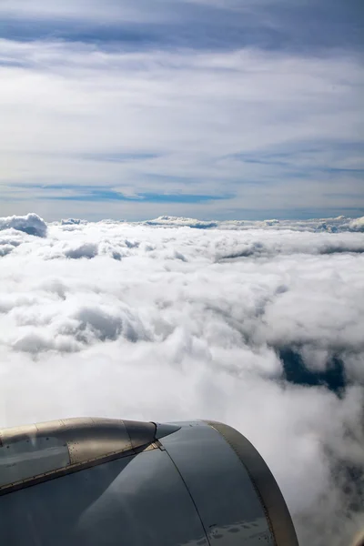 Vista de nuvens de uma janela plana — Fotografia de Stock