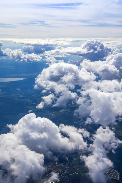Vista delle nuvole da una finestra piana — Foto Stock