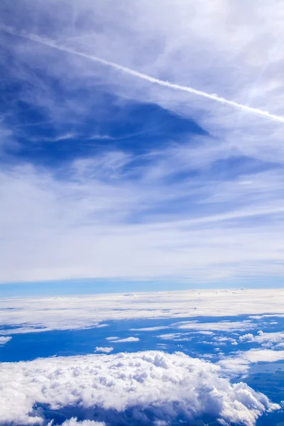 Blick auf Wolken aus einem Flugzeugfenster — Stockfoto