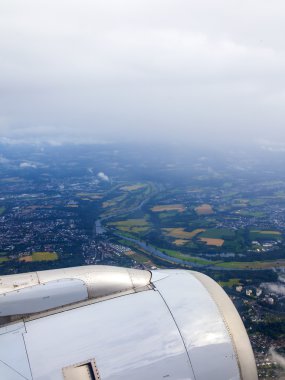 bulutlar bir uçağın penceresinden bakış
