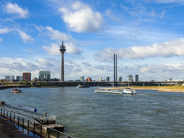 Dusseldorf, Německo, na 6 července 2014. pohled na nábřeží Rýna — Stock fotografie