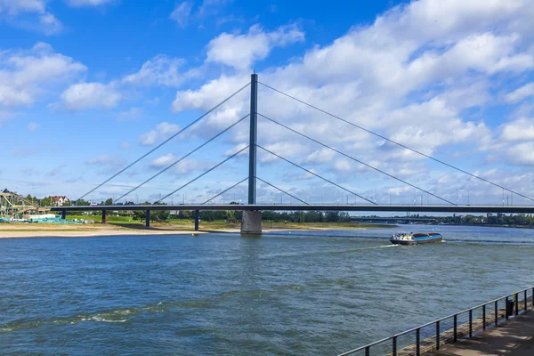 Dusseldorf, Germania, il 6 luglio 2014. Veduta dell'arginamento del Reno — Foto Stock