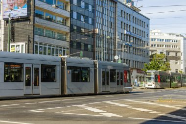 Düsseldorf, Almanya, 6 Temmuz 2014. Şehir caddesindeki yüksek hızlı tramvay