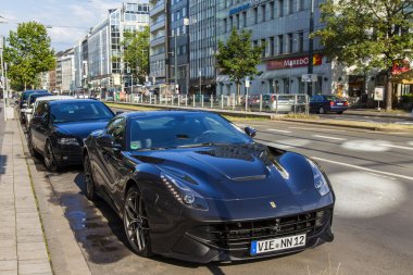 Dusseldorf, Almanya, 6 Temmuz 2014 tarihinde. tipik görünümü şehir sokak. yaz sabahı