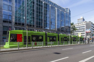 Dusseldorf, Almanya, 6 Temmuz 2014 tarihinde. tipik görünümü şehir sokak. yaz sabahı