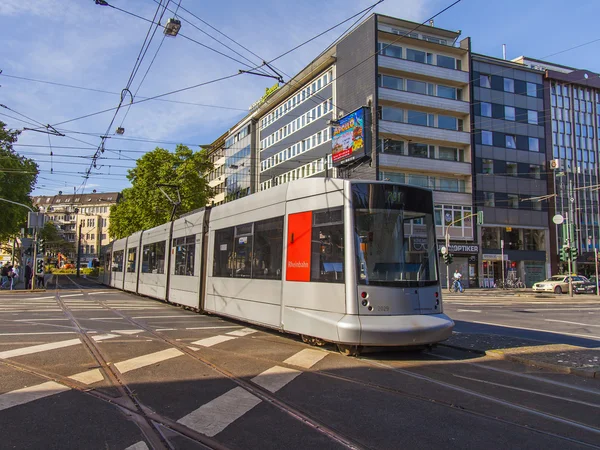 Düsseldorf, Německo, 6. července2014. Vysokorychlostní tramvaj na městské ulici — Stock fotografie